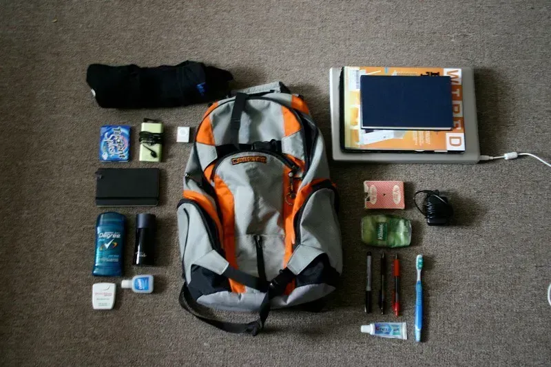 Overstuffing Your Carry On (ahhhnice, Flickr, CC BY 2.0)