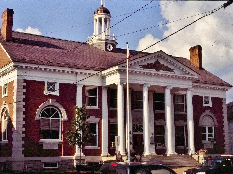 7. Stowe, Vermont (Stowe Town Hall, CC BY 2.0)