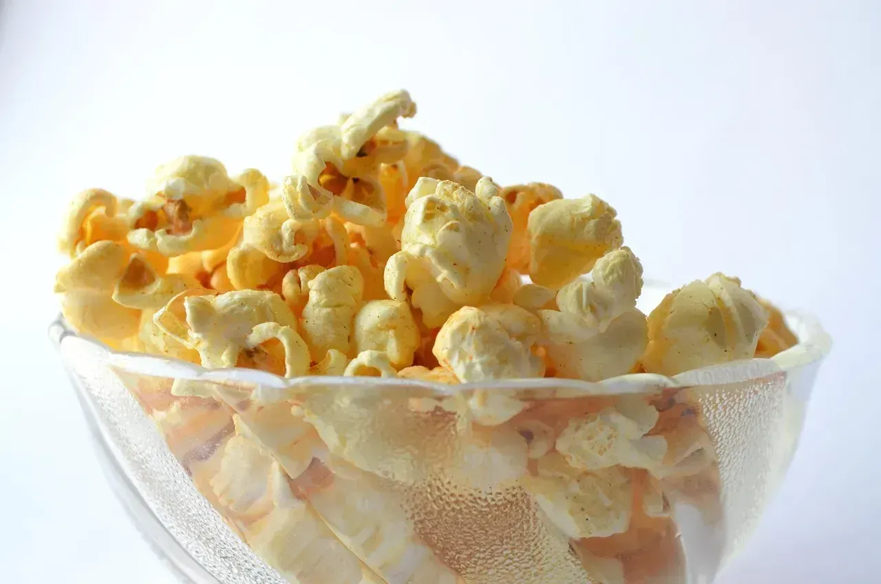 8. Air popped popcorn with light toppings (Image Credits: Pixabay)
