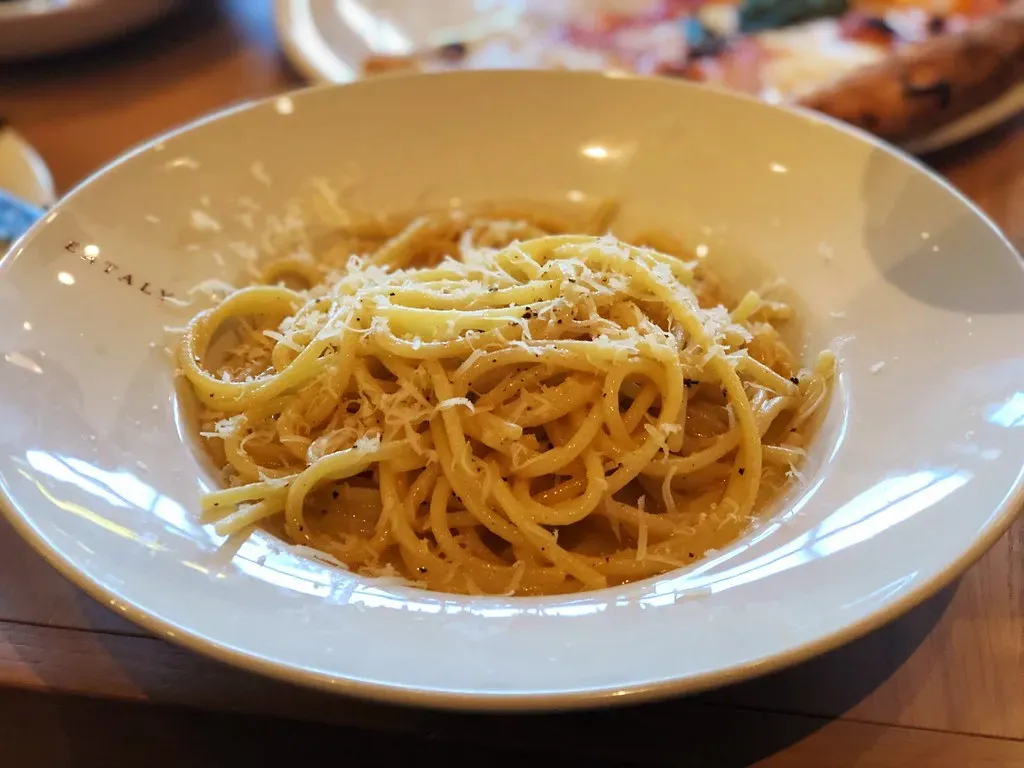 8. Basic Pasta Dishes Like Cacio e Pepe (sarahstierch, Flickr, CC BY 2.0)
