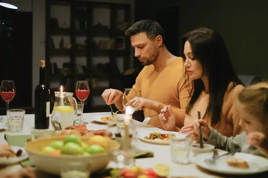 3. Regular Family Meals at the Table (Image Credits: Pexels)