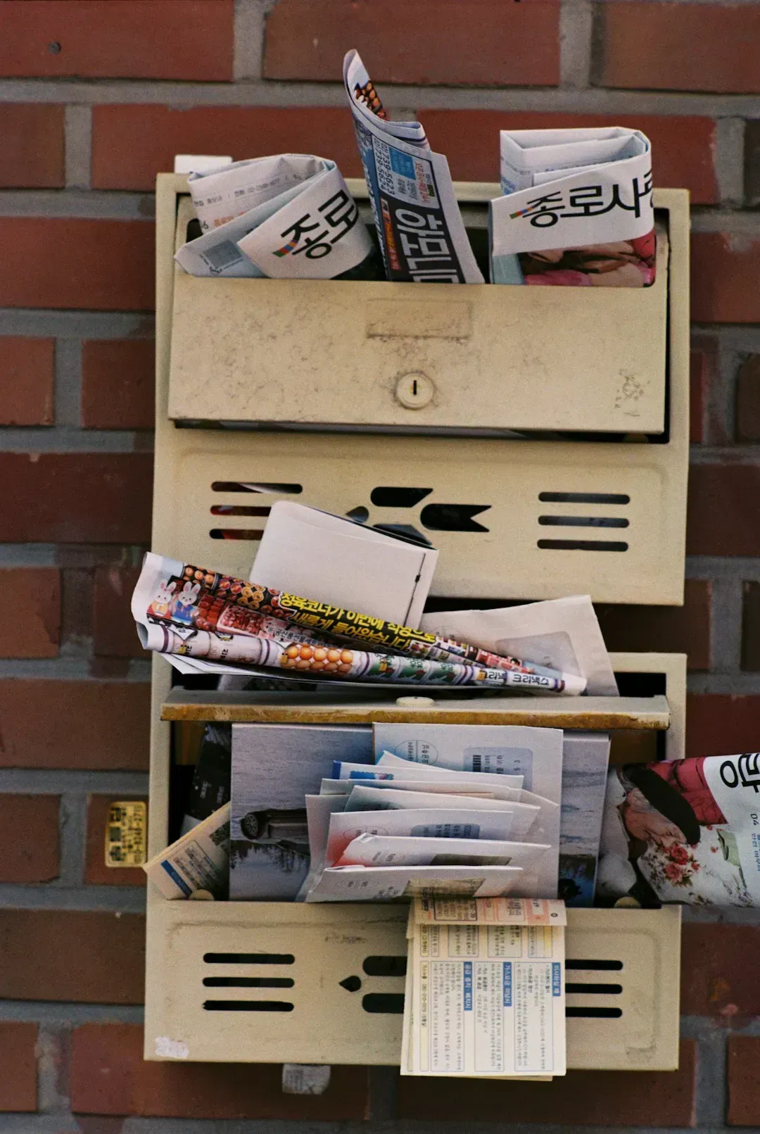5. Signs that mail and packages are piling up (Image Credits: Unsplash)