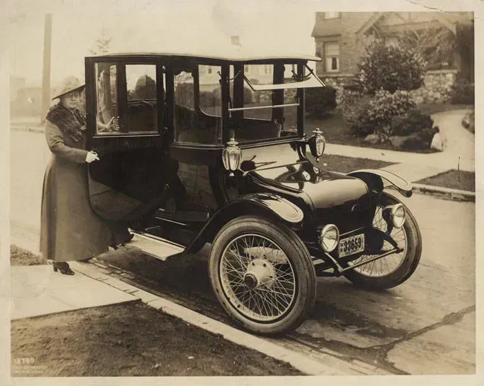 10. The Early Electric Car: A 19th-Century Technology That Vanished (Image Credits: Museum of History and Industry, Public domain)