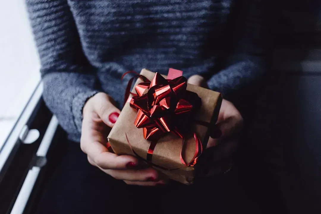 1. Showing up without a gift (Image Credits: Unsplash)