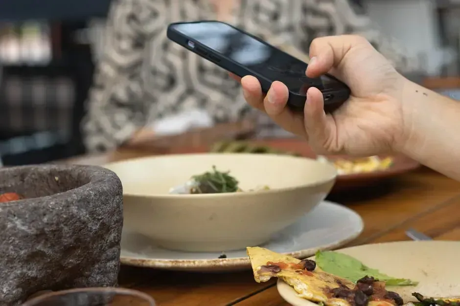 2. Scrolling Your Phone During a Conversation (Image Credits: Pexels)