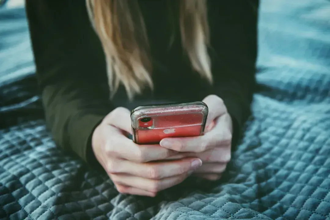 Text less to avoid seeming too interested (Image Credits: Unsplash)
