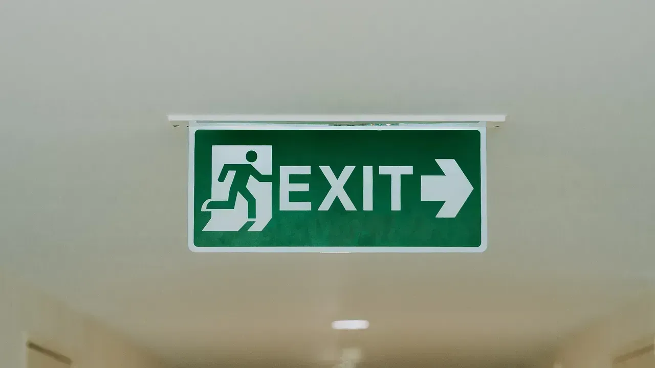 9. No Lit Exit Signs or Fire Evacuation Plan (Image Credits: Gallery Image)