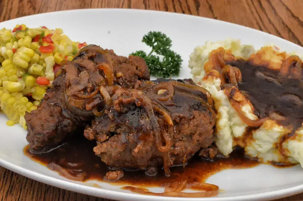 Salisbury Steak (jeffreyw, Flickr, CC BY 2.0)