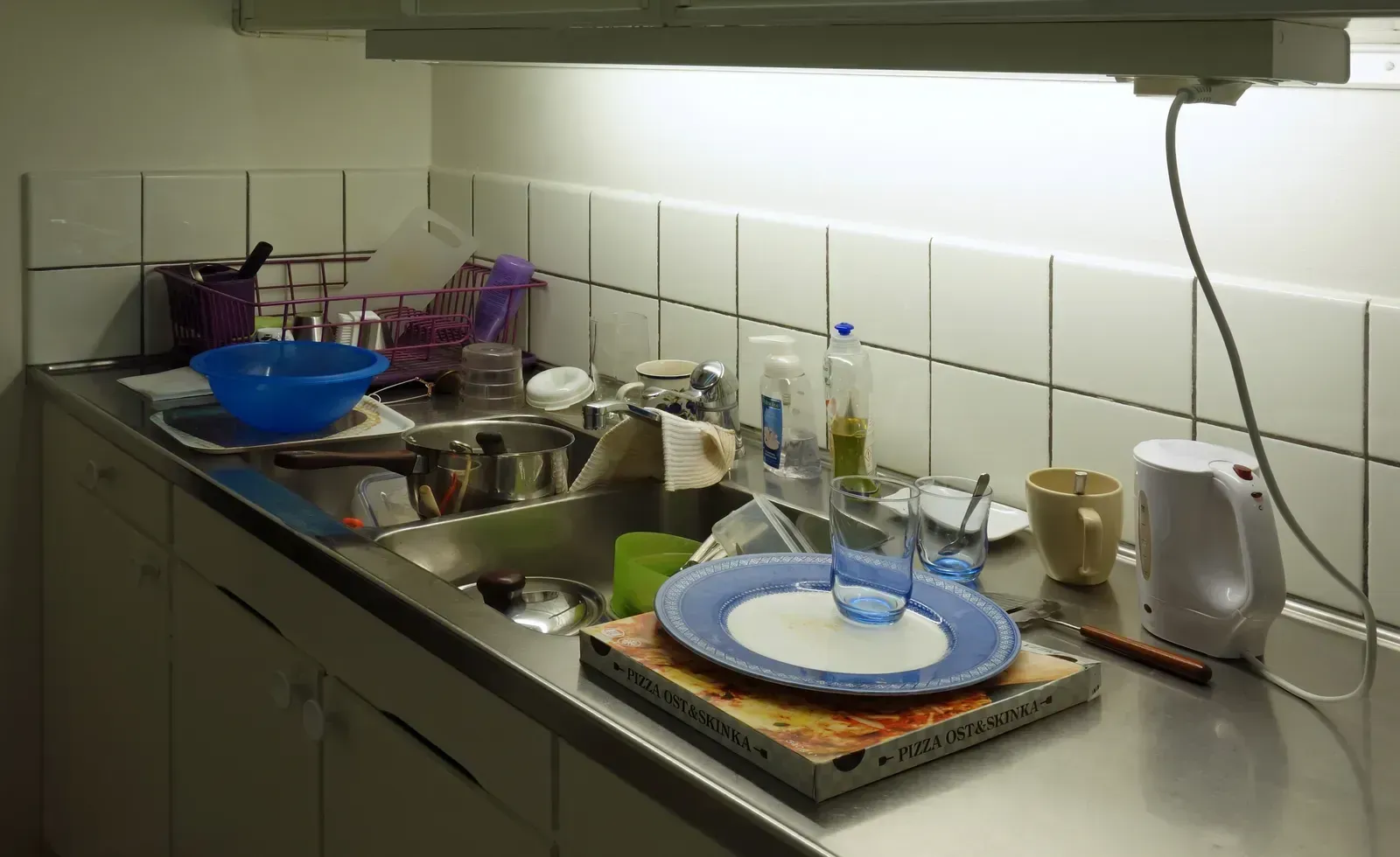10. Leaving Shared Spaces in a Mess (Image Credits: Self-photographed, CC BY-SA 4.0)