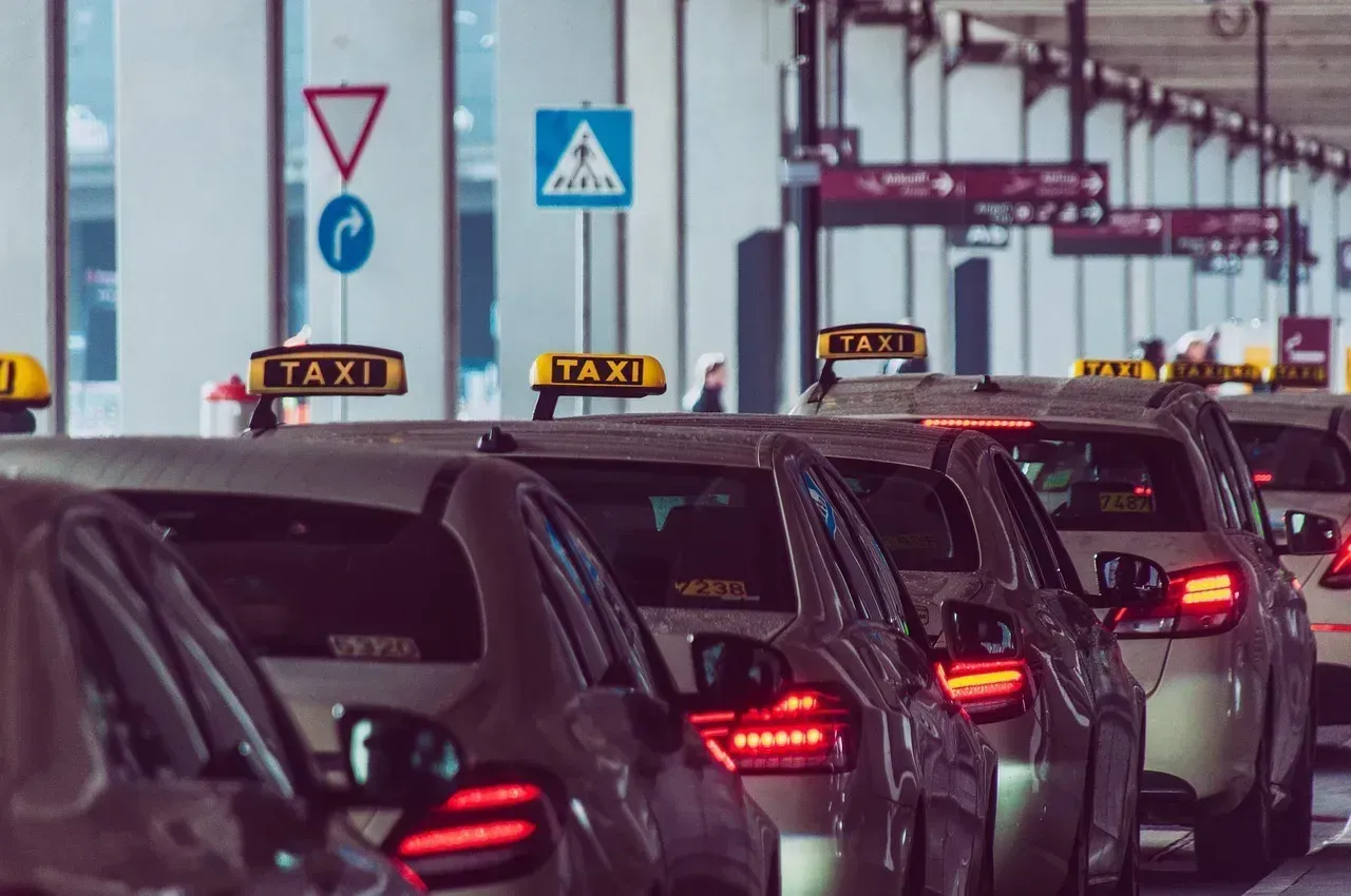 5. Underestimating the cost of last-minute airport transfers (Image Credits: Pixabay)