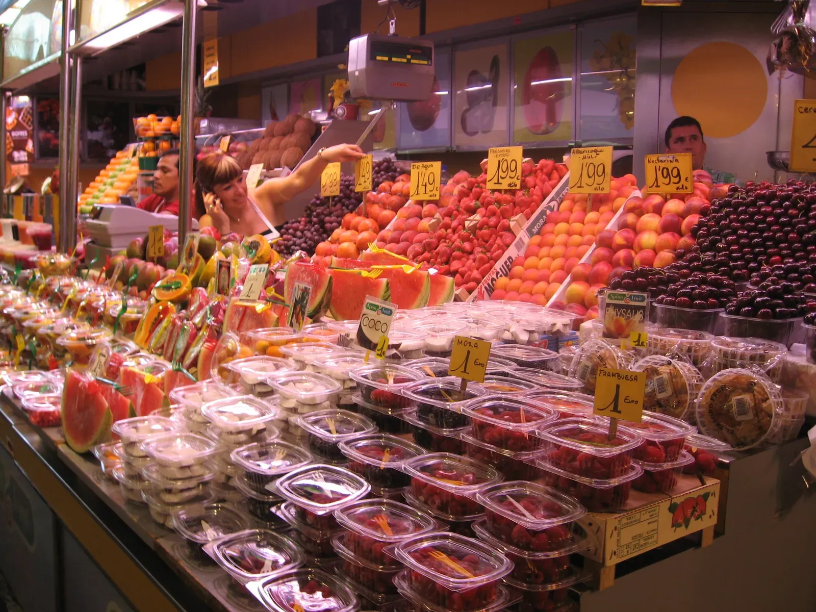 Buying Precut and Pre-Packaged Produce (By Gveret Tered, CC BY-SA 3.0)