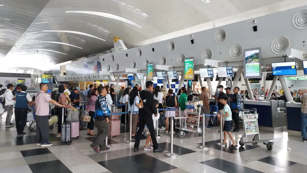 Crowding the gate before boarding is even called (Image Credits: Unsplash)