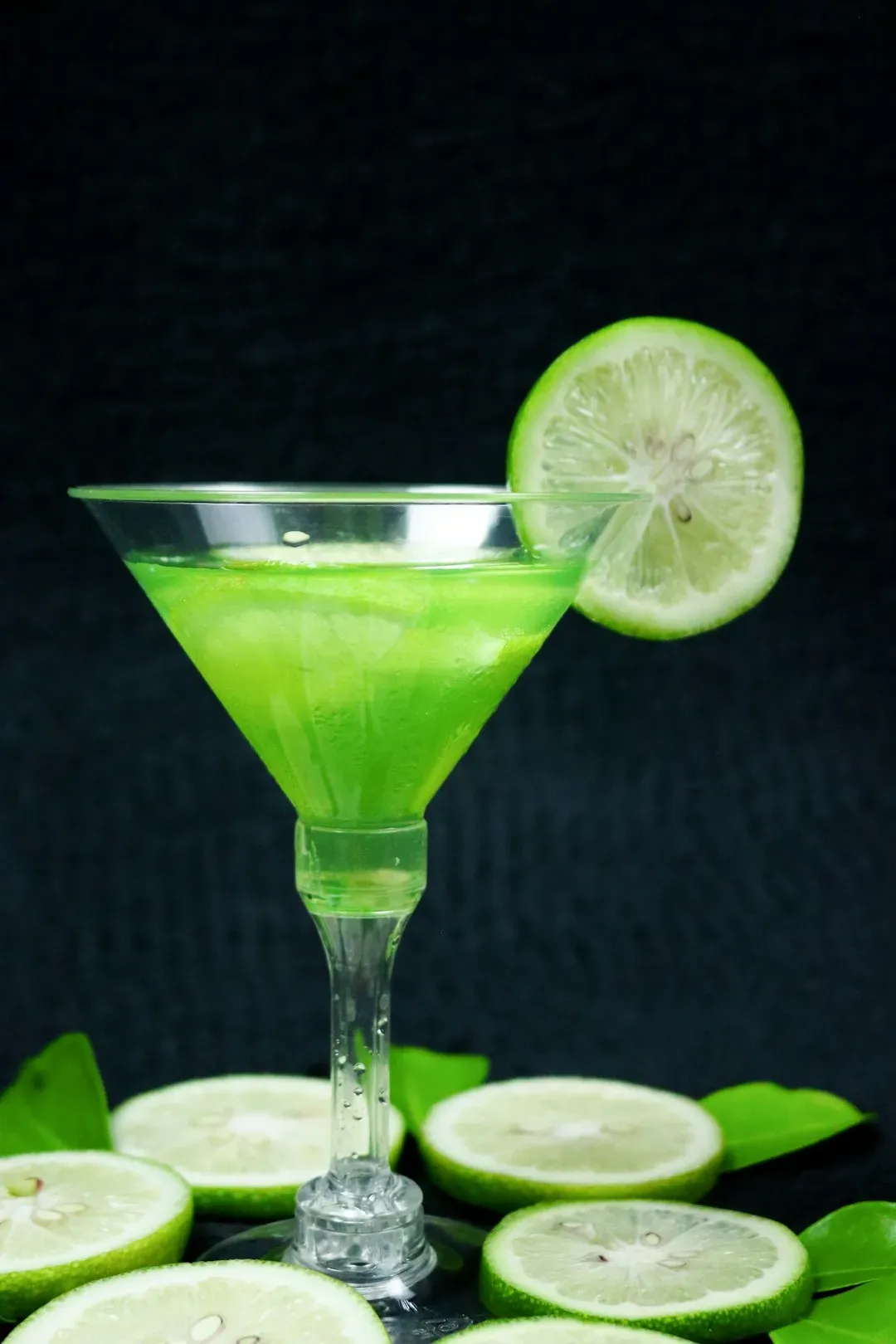 2. The Appletini: A Nostalgia Drink That Carries Baggage (Image Credits: Unsplash)