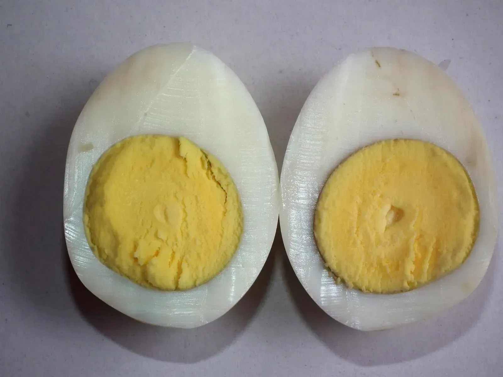 Two hard-boiled eggs (Flickr: Boiled egg - Two pieces, CC BY-SA 2.0)