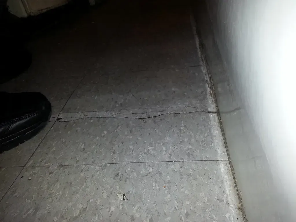 9. Uneven Floors Are Telling You The Structure Below Has Moved (AptB1West4, Flickr, CC BY 2.0)