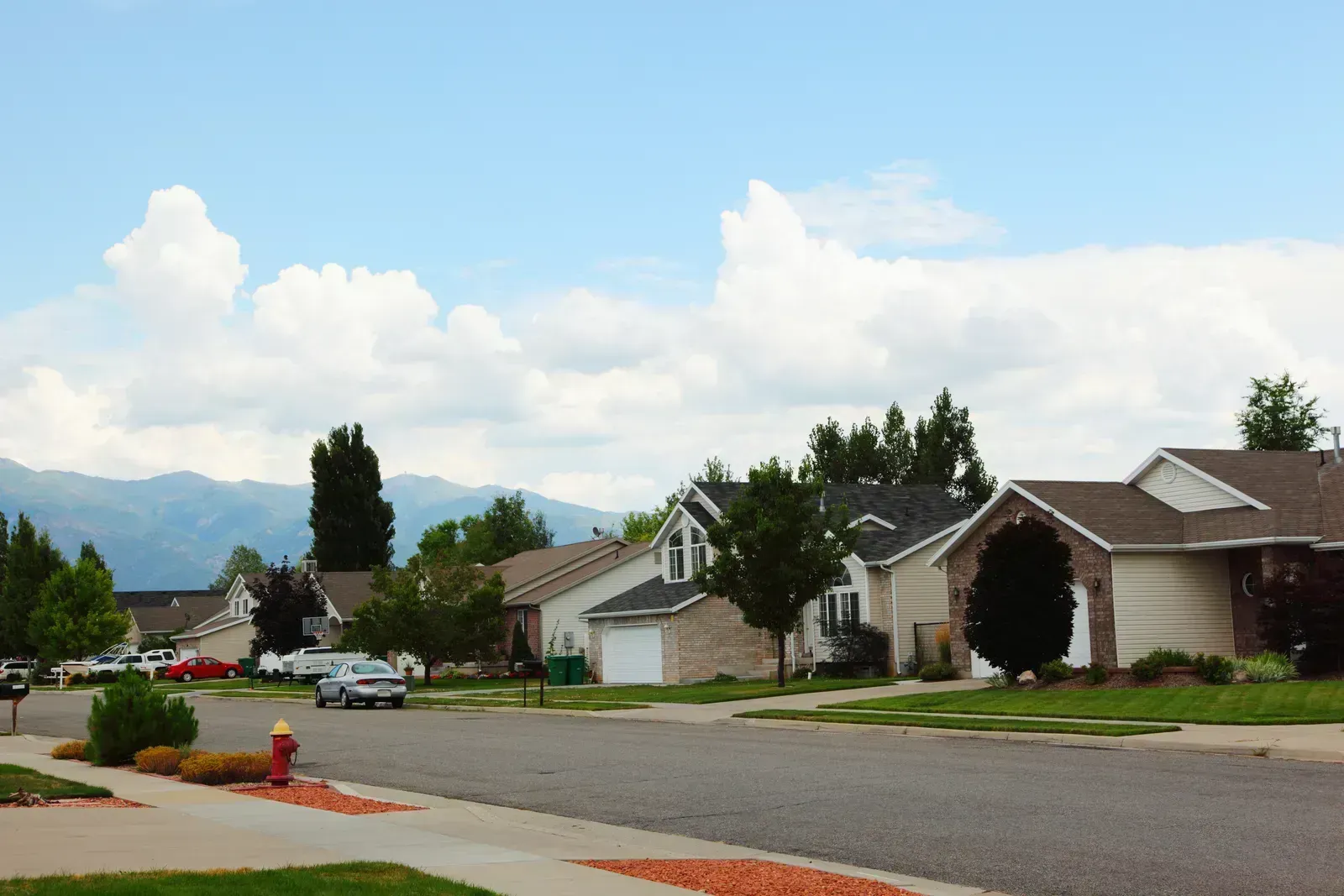 Utah: Where work and community line up (Free creative commons suburban middle class neighborhood in Layton, Utah, CC BY 2.0)