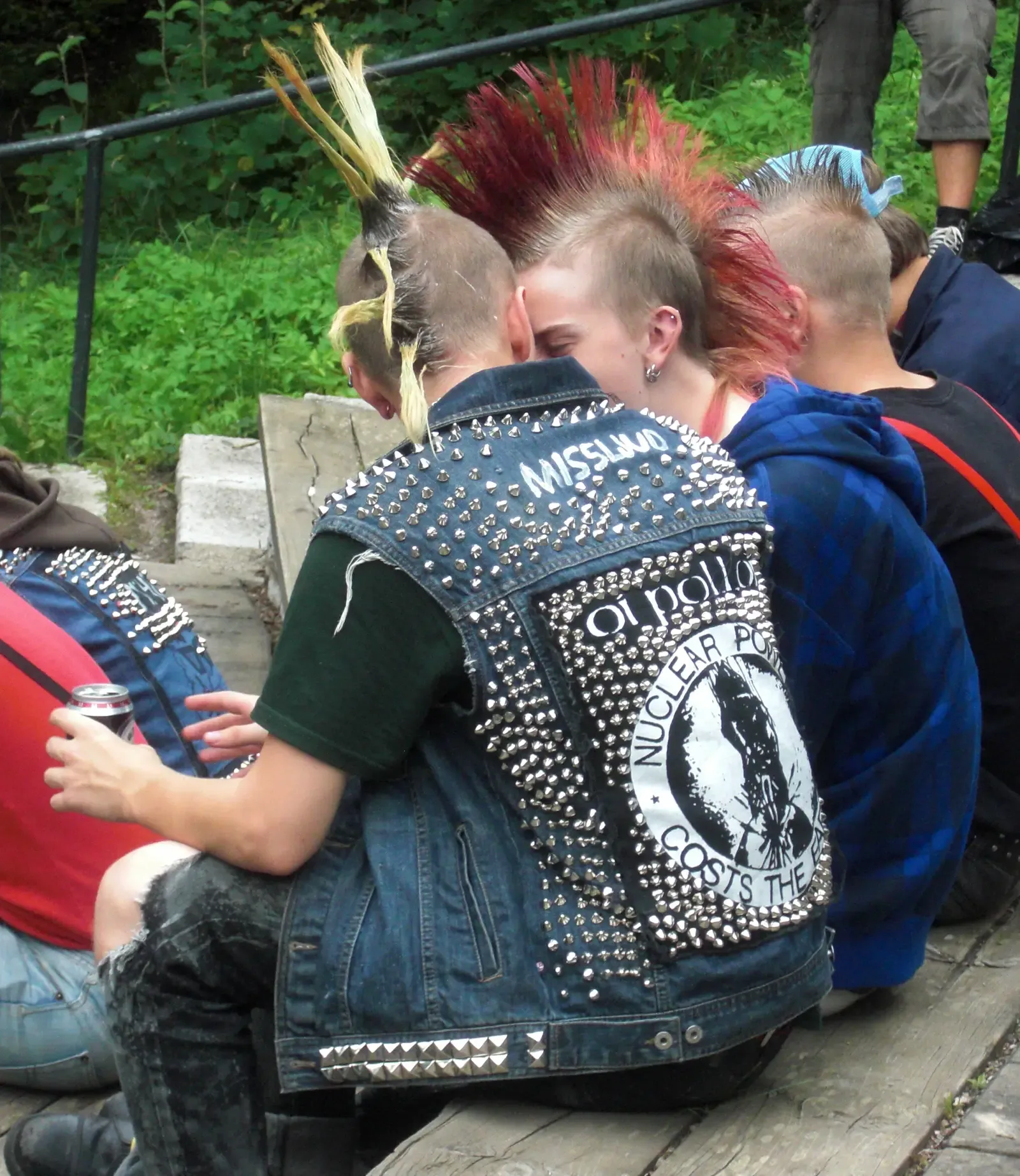 Bedazzled and Metal-Studded Clothing: A Specific Category of Risk (By Achird, <a href="https://commons.wikimedia.org/w/index.php?curid=22296191" target="_blank" rel="noopener">CC BY-SA 3.0</a>)