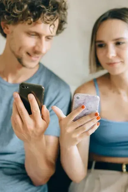 6. Phubbing: The Phone Problem That's Hiding in Plain Sight (Image Credits: Pexels)