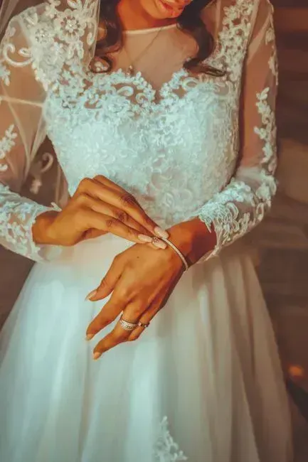 Wearing a Wedding Dress Passed Down in the Family (Image Credits: Pexels)