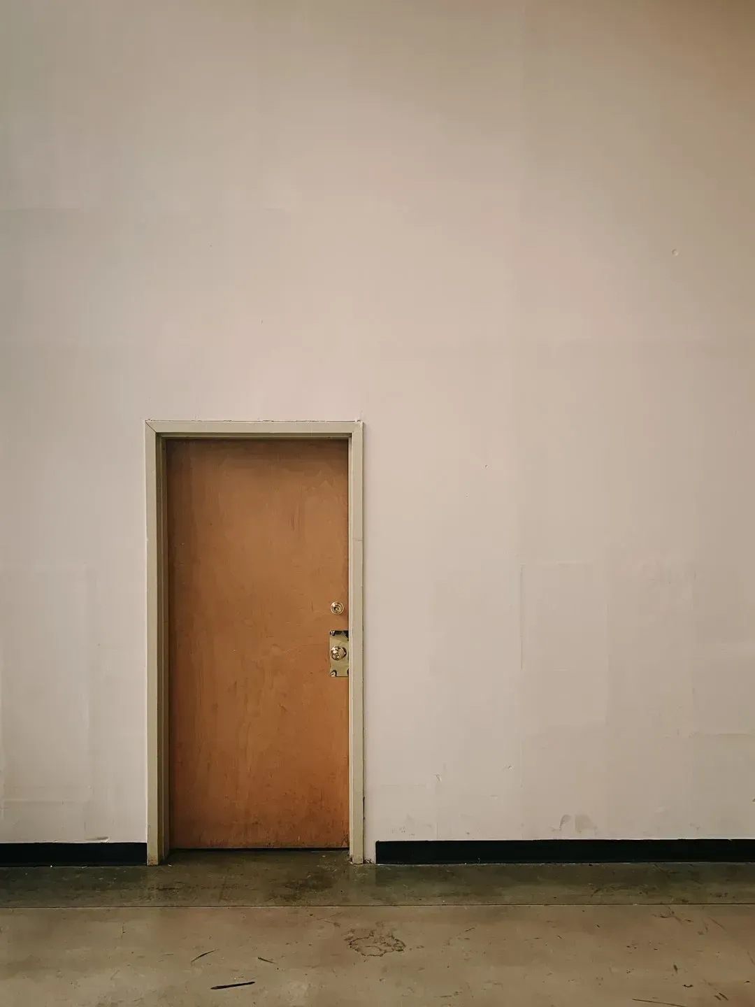 6. Sticking Doors And Windows Signal The Foundation Has Shifted (Image Credits: Unsplash)