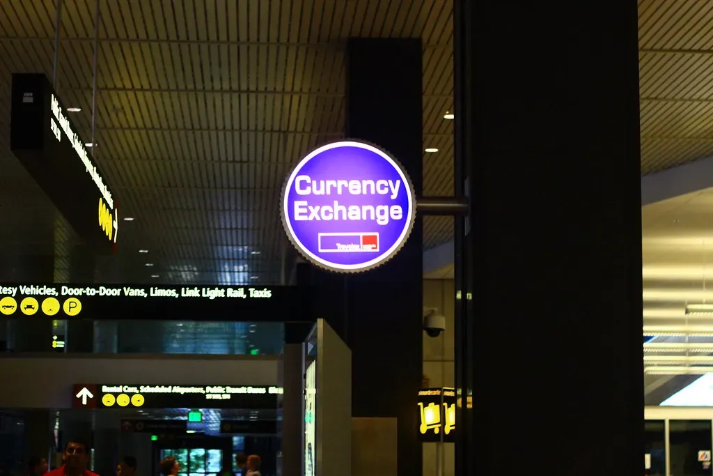 Currency Exchange Kiosks in the Airport (bradleygee, Flickr, CC BY 2.0)