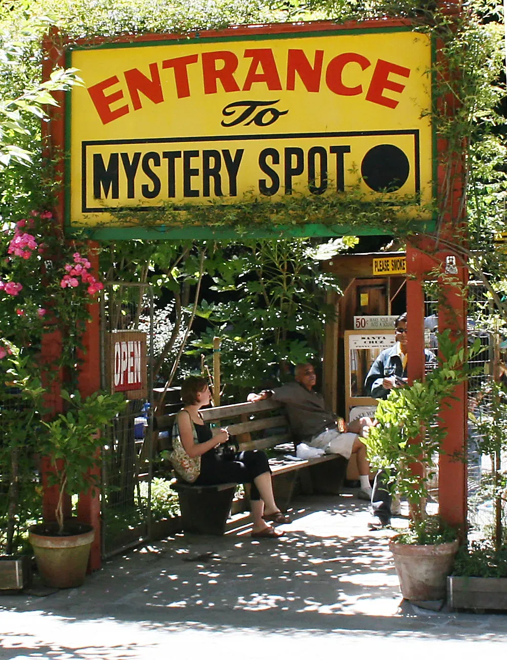 Mystery Spot, Santa Cruz, California (self-made at Santa Cruz, California, CC BY-SA 3.0)