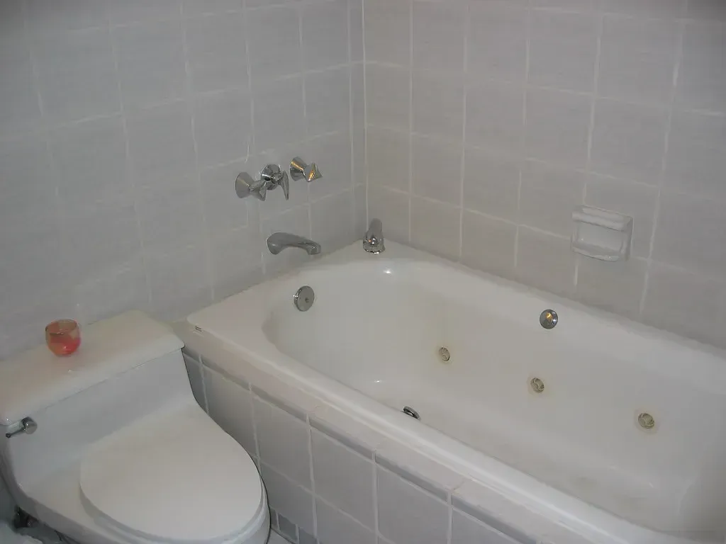 1. The Jetted Jacuzzi Tub: Once Luxurious, Now a Deal-Breaker (gunner31seattle, Flickr, CC BY 2.0)
