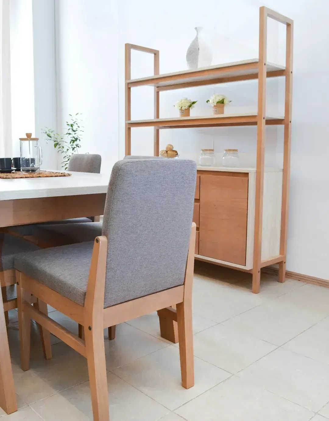6. Rushing the Table Before Guests Are Ready to Leave (Image Credits: Unsplash)