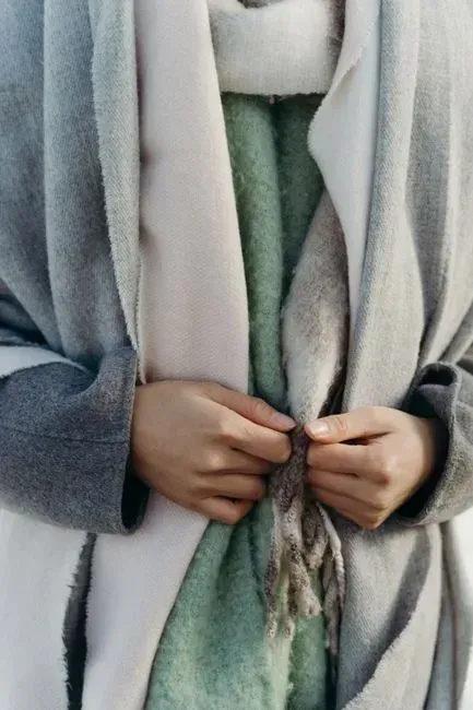 6. Layering clothing instead of relying on one heavy coat (Image Credits: Pexels)