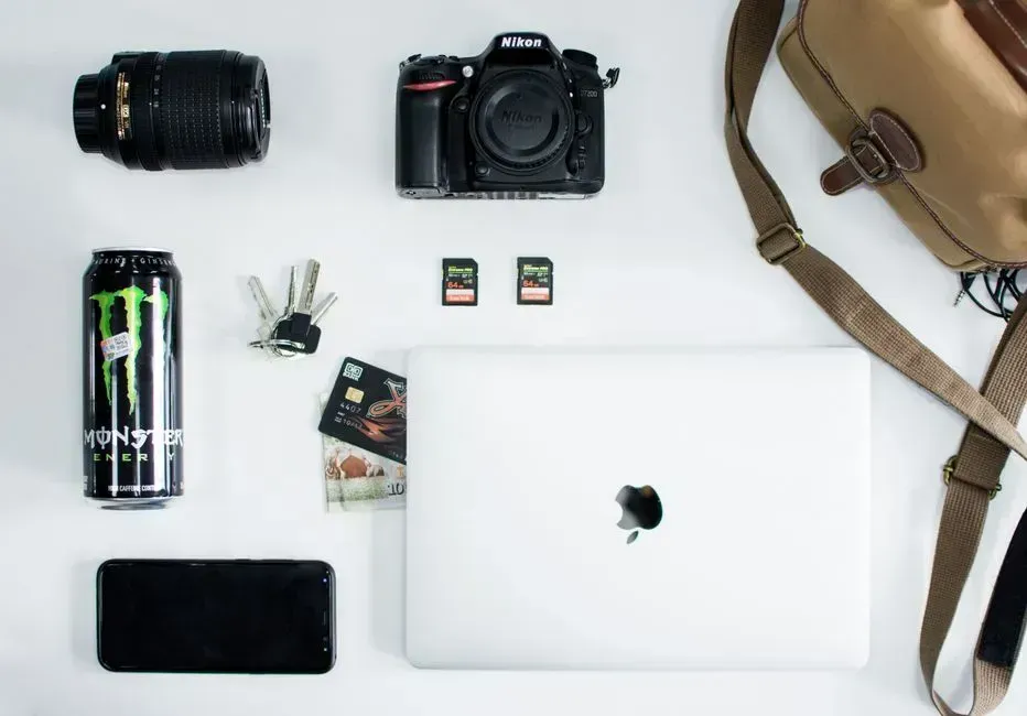 The Tech-Forward Packer Who Digitizes Everything (Image Credits: Pexels)