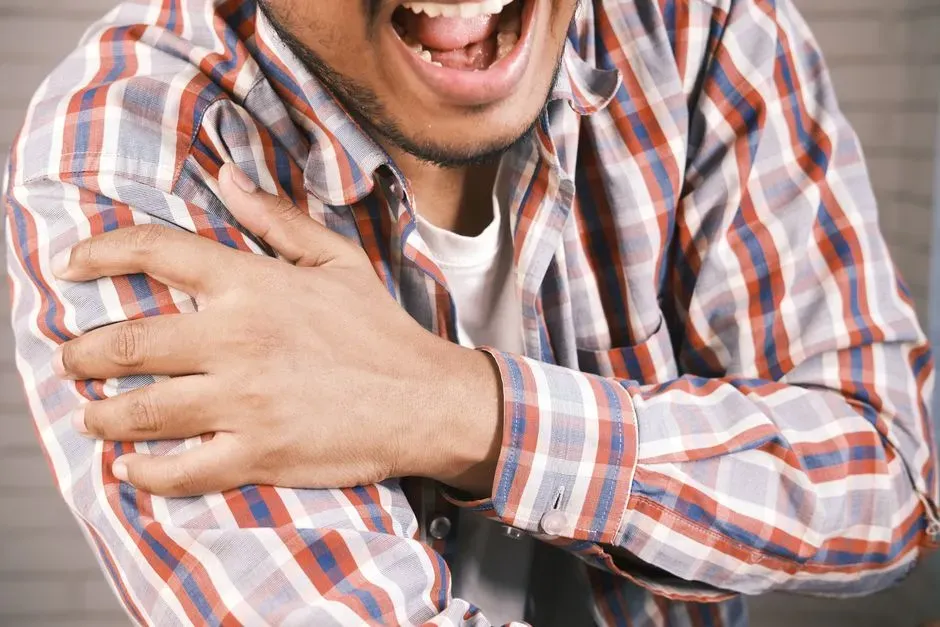 8. Commenting on Physical Discomforts Constantly Without Seeking Help (Image Credits: Pexels)