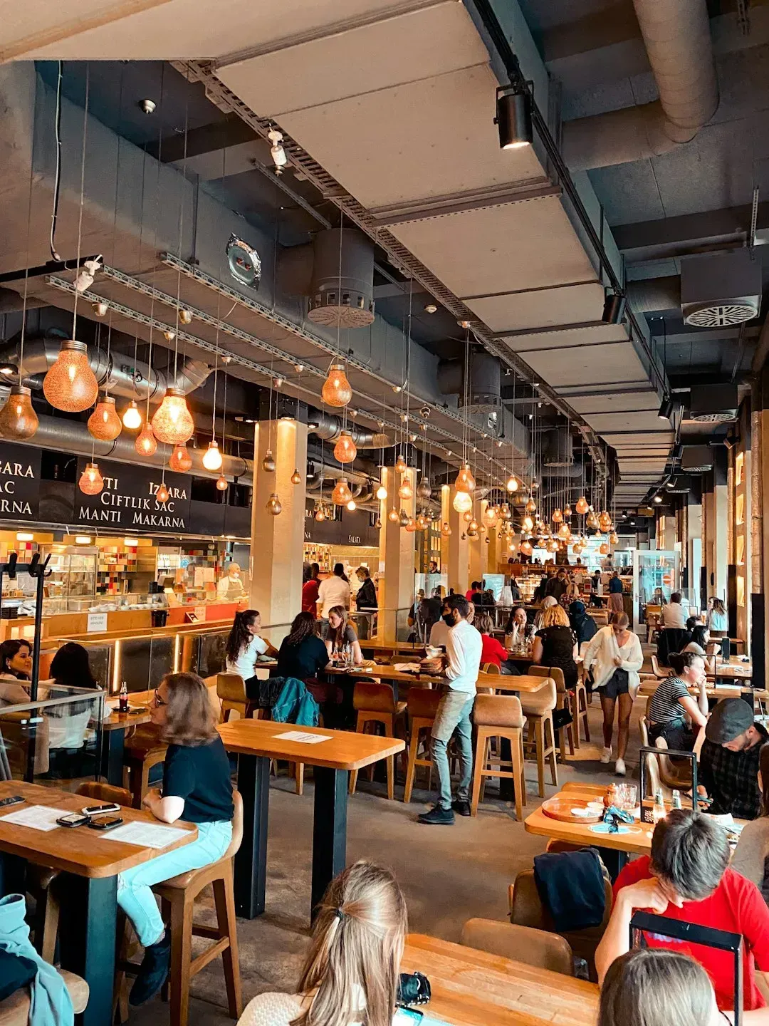 7. Constant Check-Ins During a Clearly Busy Rush (Image Credits: Unsplash)