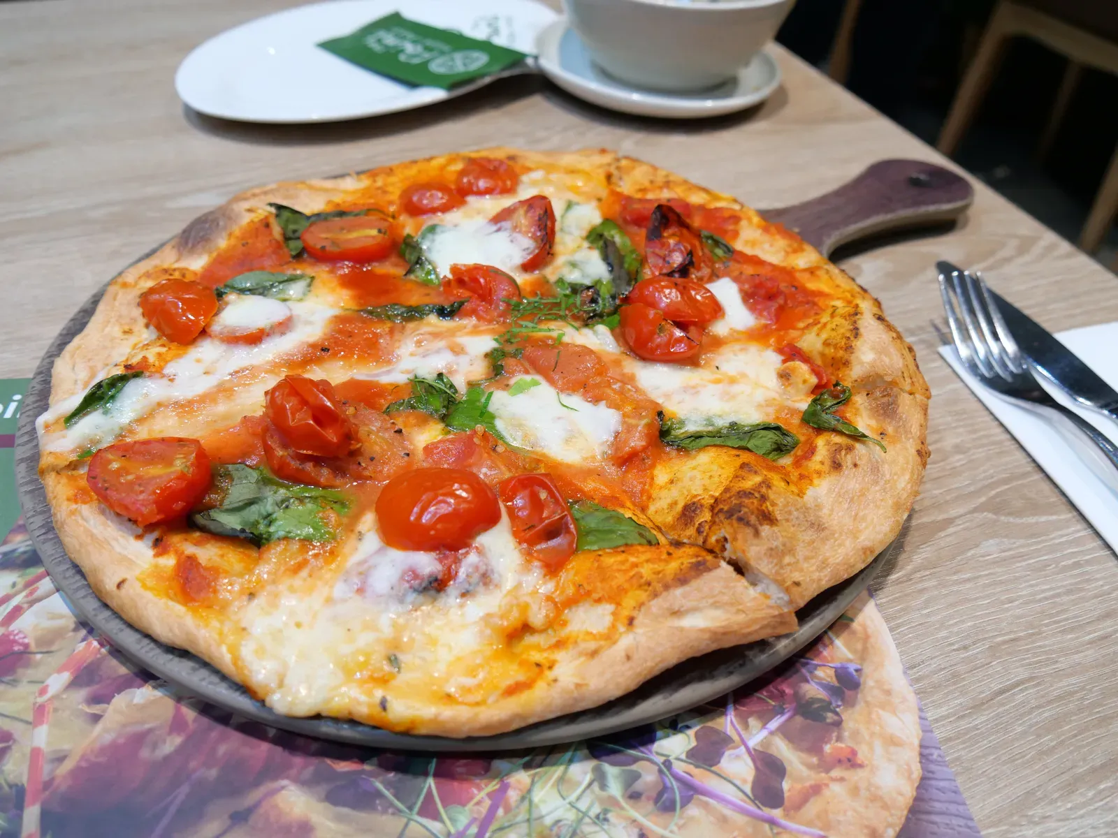 4. Trader Joe's Margherita Pizza - Simple, and Quietly Good (By Peachyeung316, CC BY-SA 4.0)