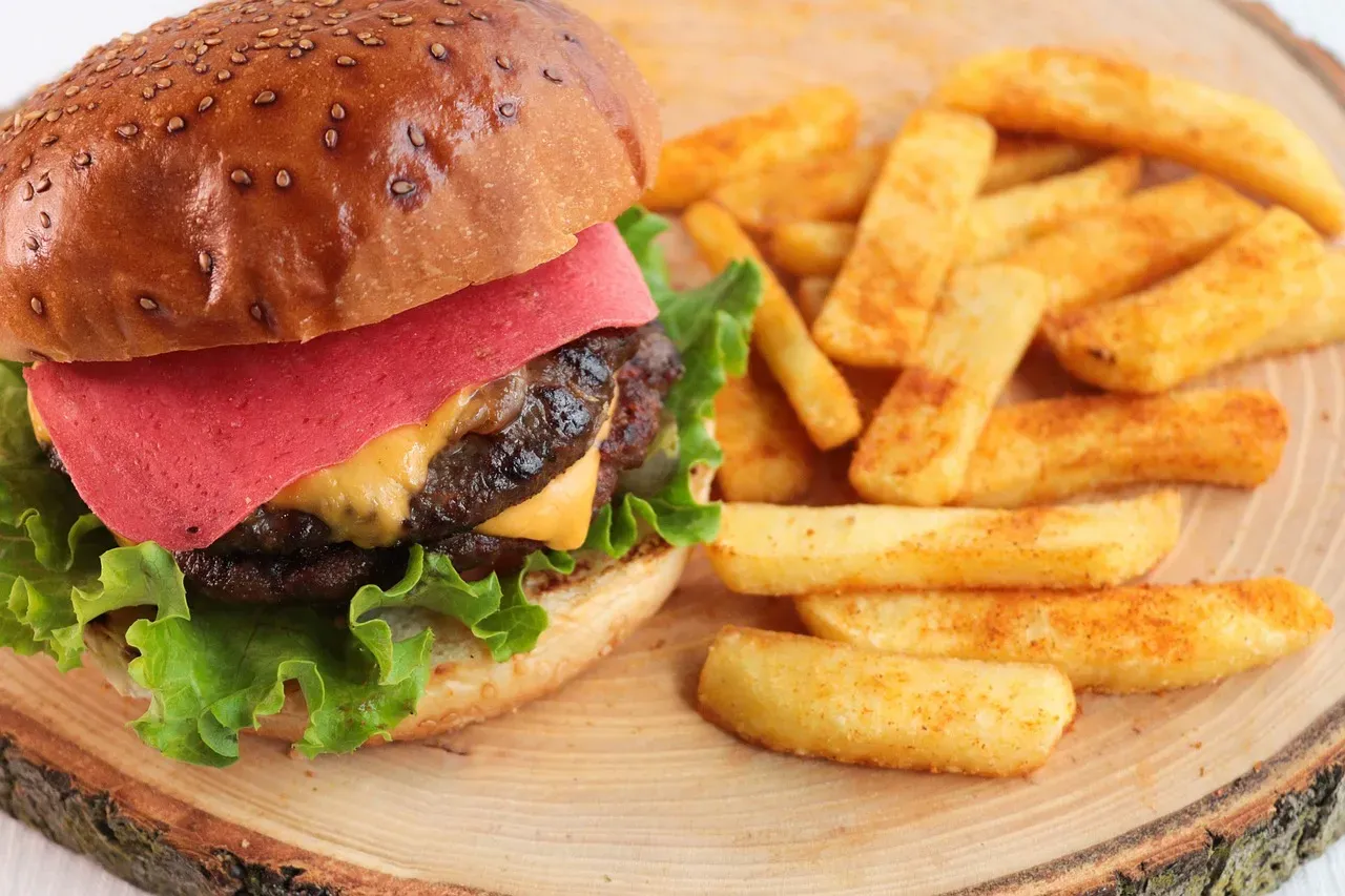 1. The Classic Hamburger (Image Credits: Pixabay)