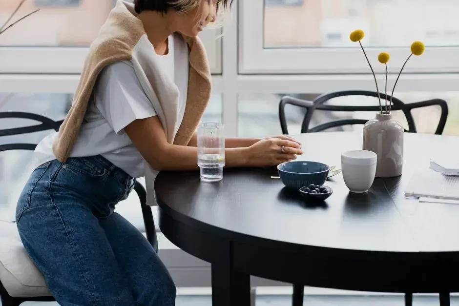 6. Their Posture and Elbows (Image Credits: Pexels)