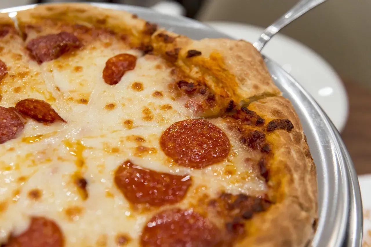 5. Trader Joe's Uncured Pepperoni Pizza (Image Credits: Pixabay)