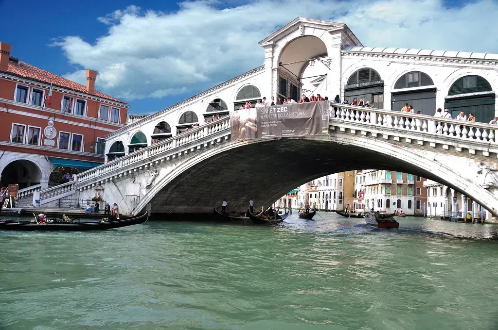 8. Restaurants Lining the Rialto Bridge, Venice (Image Credits: Flickr)