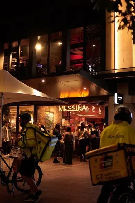 9. How busy the restaurant already is (Image Credits: Pexels)