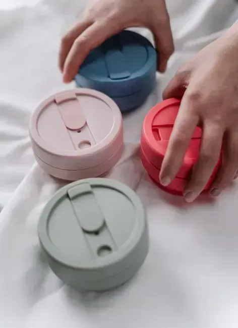 8. Packing food in containers that leak or do not seal properly (Image Credits: Pexels)