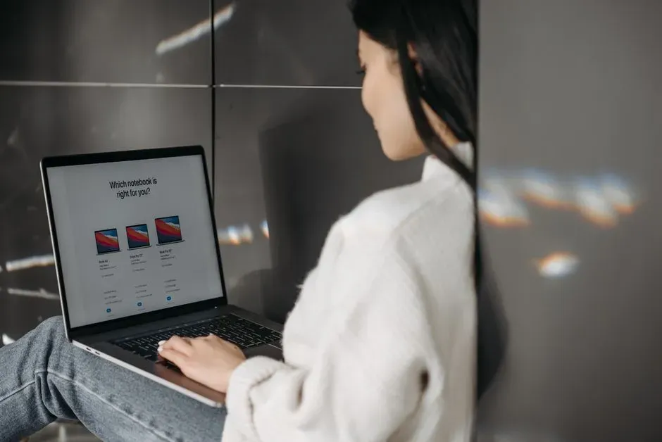6. Comparing the relationship to strangers online (Image Credits: Pexels)