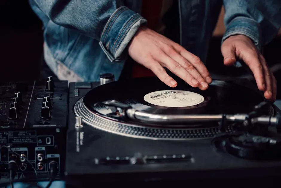 4. Vinyl records and the turntable that plays them (Image Credits: Pexels)