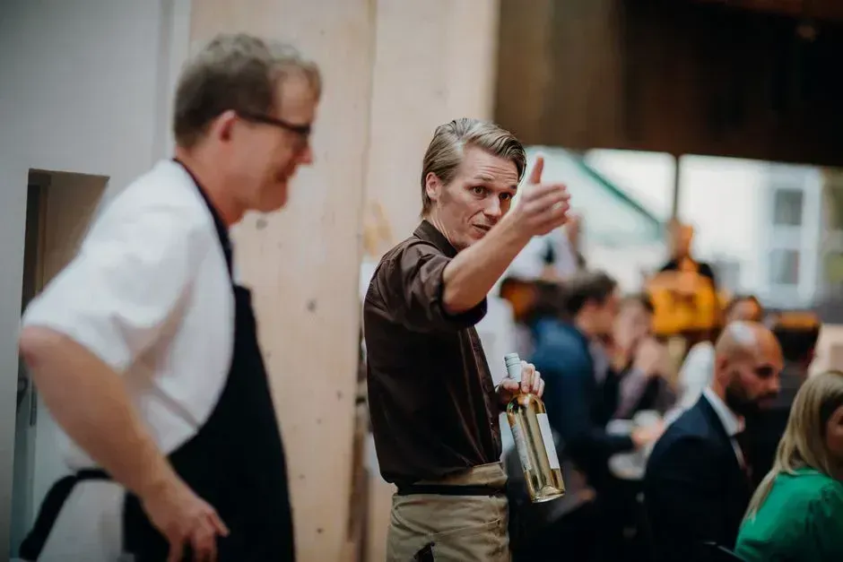 3. How They Treat the Waitstaff (Image Credits: Pexels)