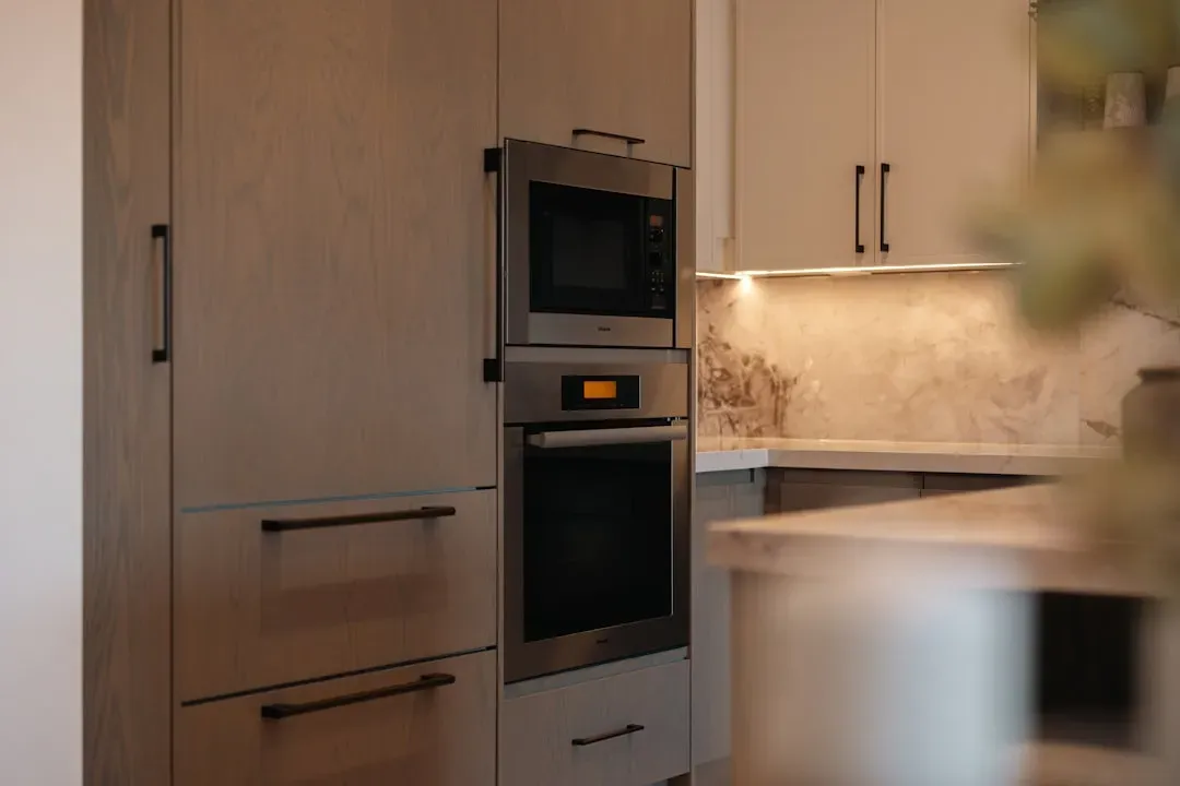 8. The Double Wall Oven: Kitchen Flex That Few Buyers Actually Need (Image Credits: Unsplash)