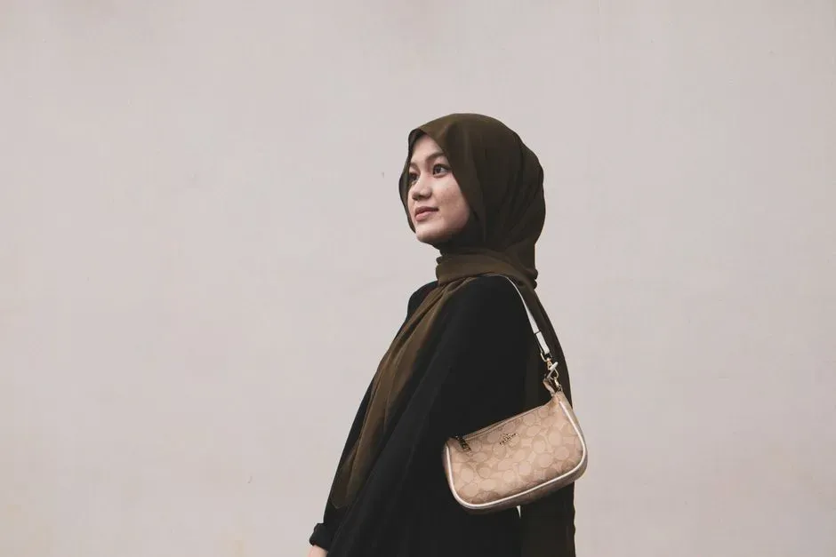 2. Their Lifestyle Looks Modest, but Their Choices Are Deliberate (Image Credits: Pexels)