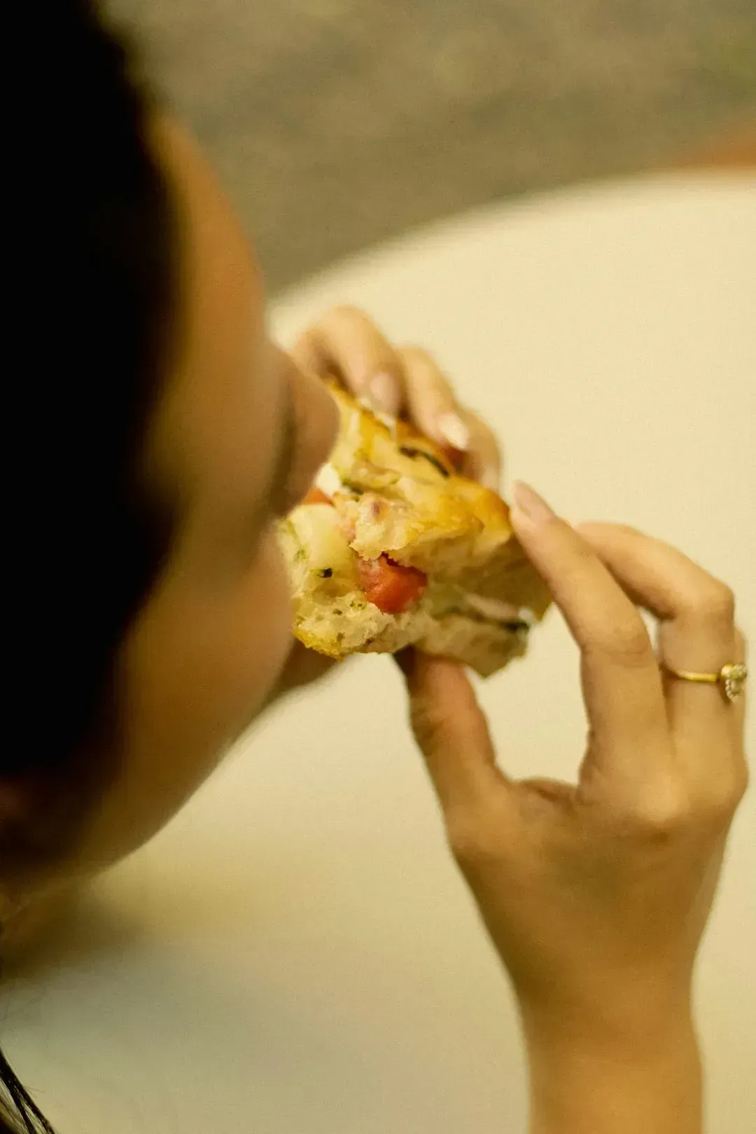 Why the first bites matter more than the rest of the meal (Image Credits: Unsplash)