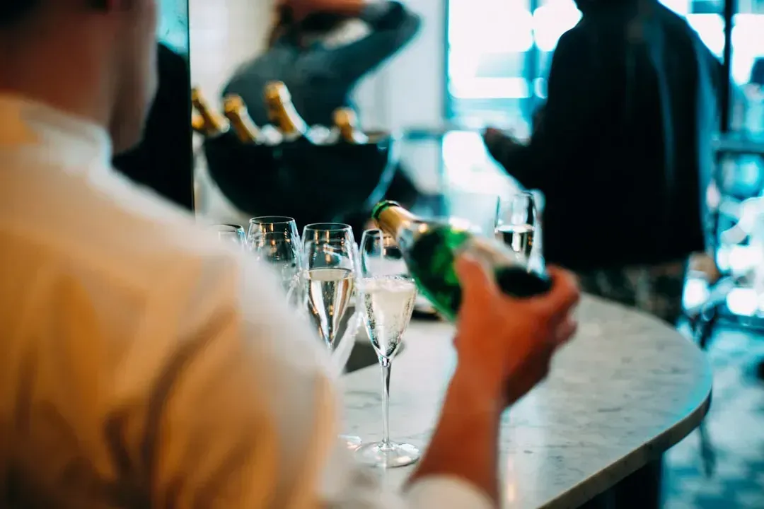Alcohol orders shift expectations, fairly or not (Image Credits: Unsplash)
