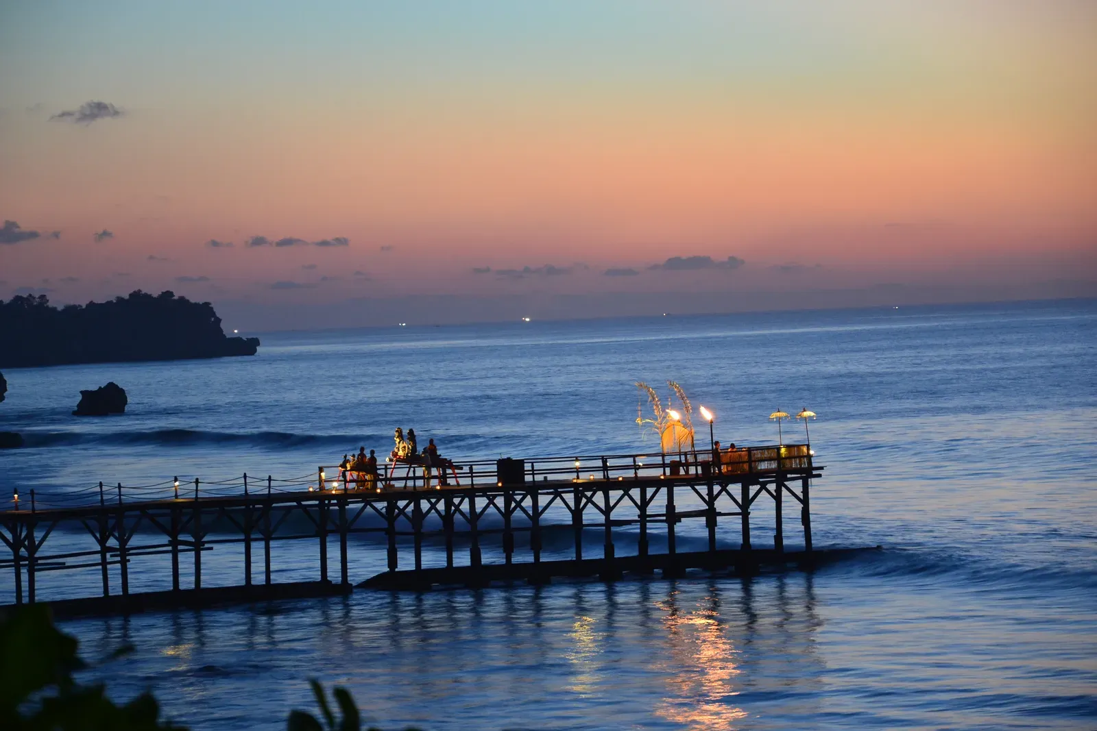 Specialty dining and themed nights carry separate price tags (Ayana Resort Bali, CC BY 2.0)