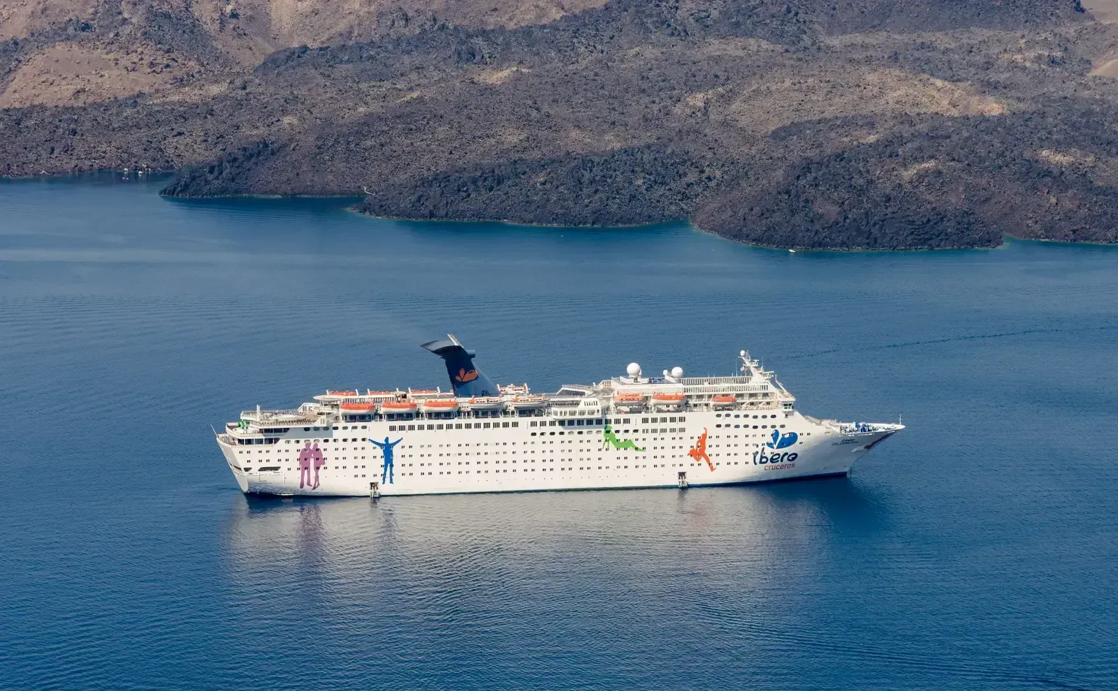 Santorini and Mykonos rethink the cruise math (By Norbert Nagel, CC BY-SA 3.0)