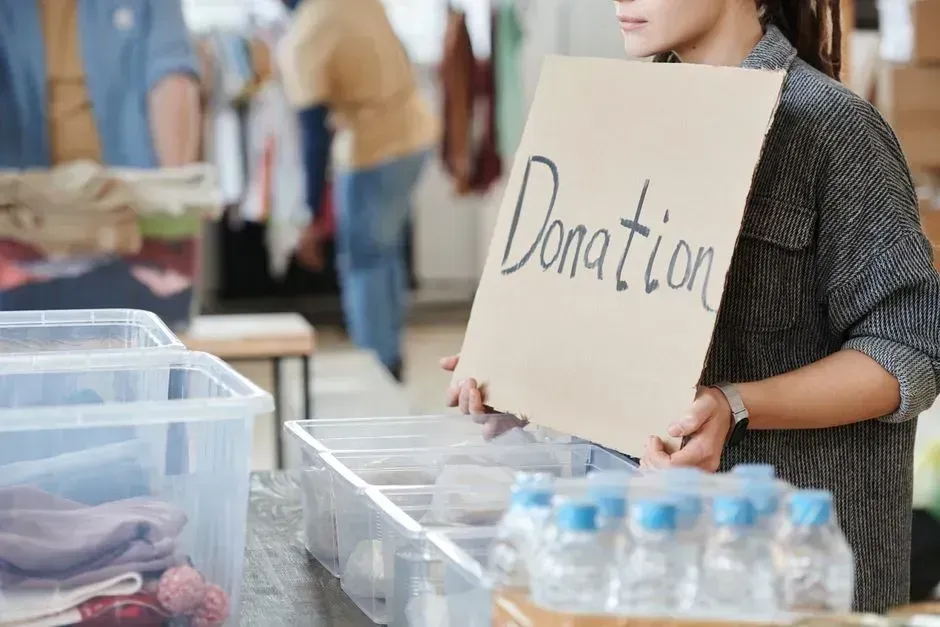 3. Acts of genuine kindness or generosity (Image Credits: Pexels)