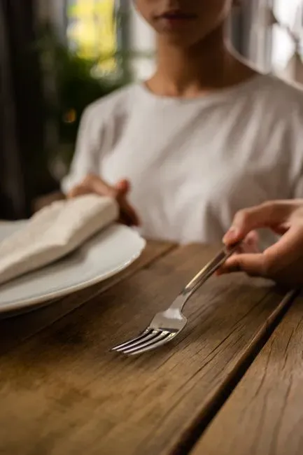 6. Keeping Elbows Off the Table (Image Credits: Pexels)